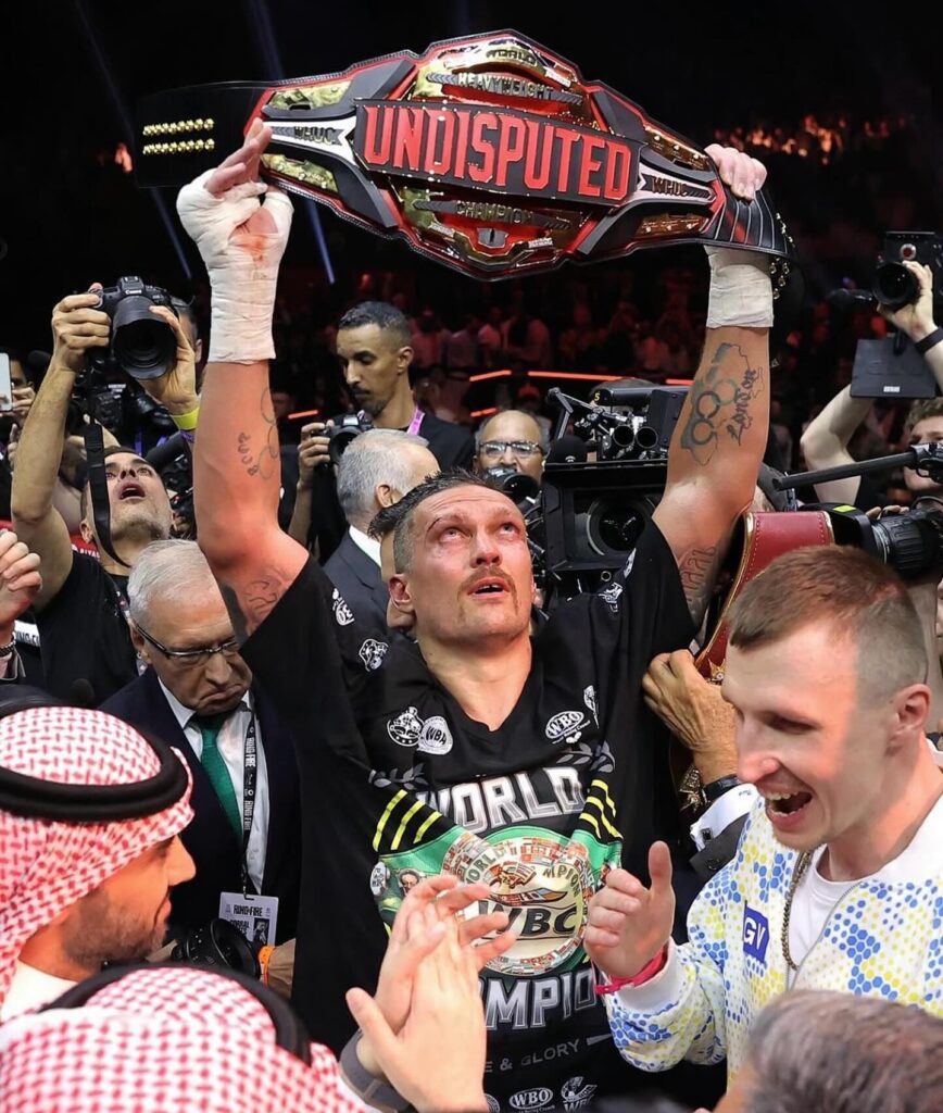 Usyk alza al cielo la cintura di campione del mondo unificato - Kombatnet