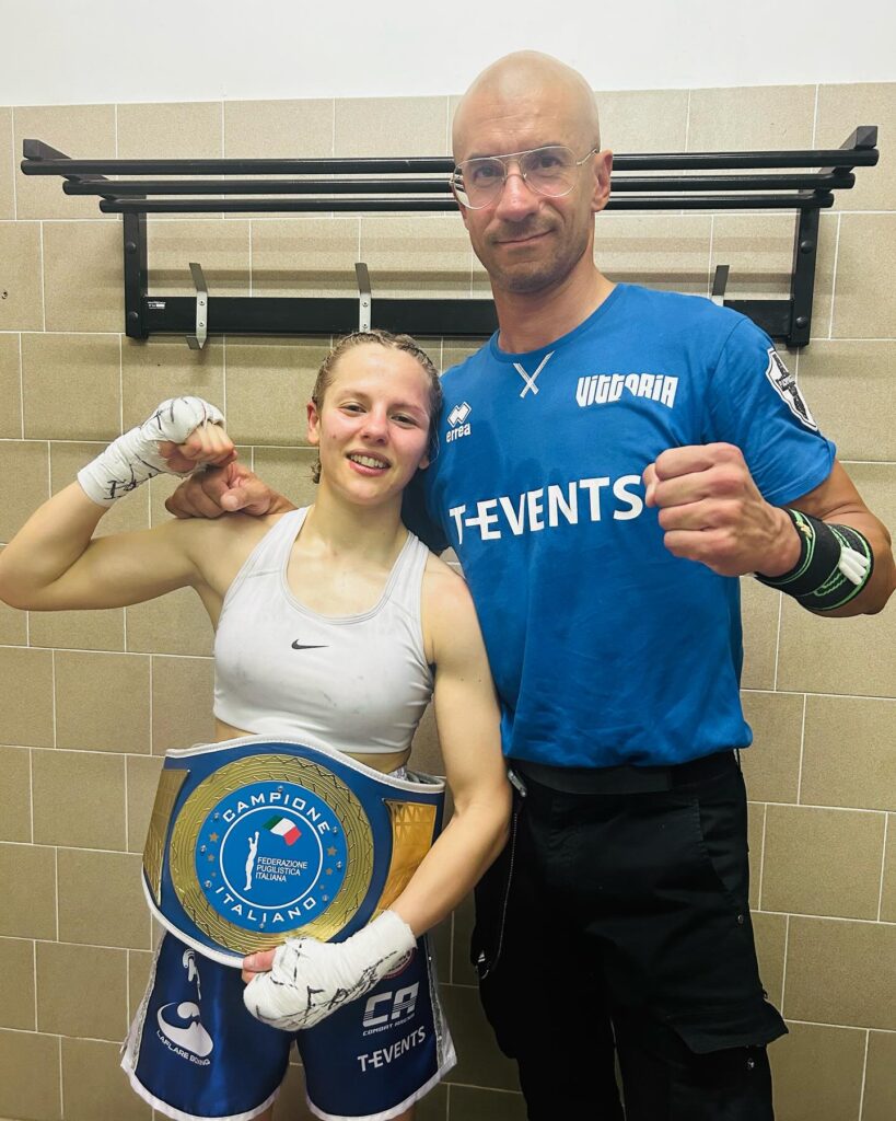 Vittoria Parigi Bini con Matteo Battagliarin e la cintura di campionessa italiana di pugilato - Kombatnet