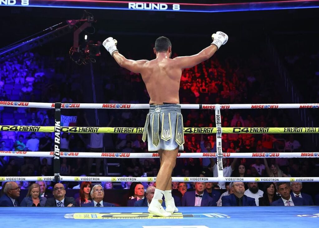 Guido Vianello saluta la folla a bordo ring - Kombatnet