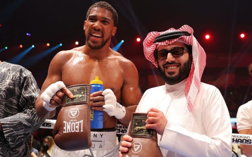 Anthony Joshua con Turki Alalshikh - Kombatnet