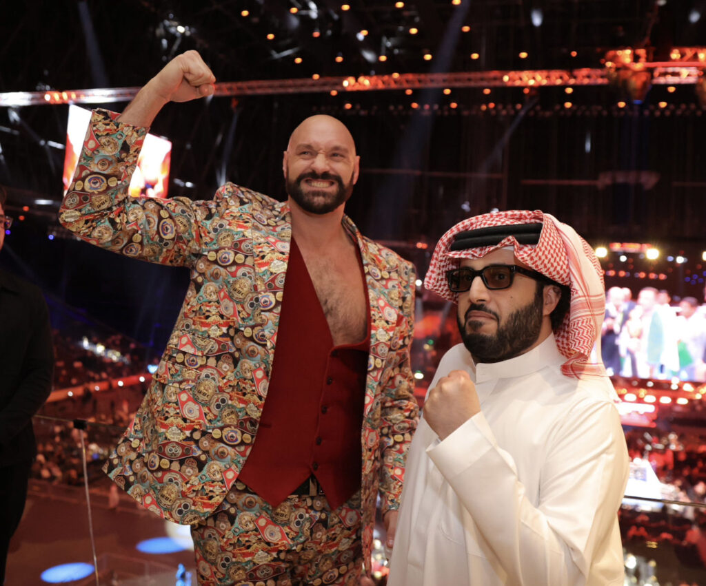 Tyson Fury con Turki Alalshikh - Kombatnet