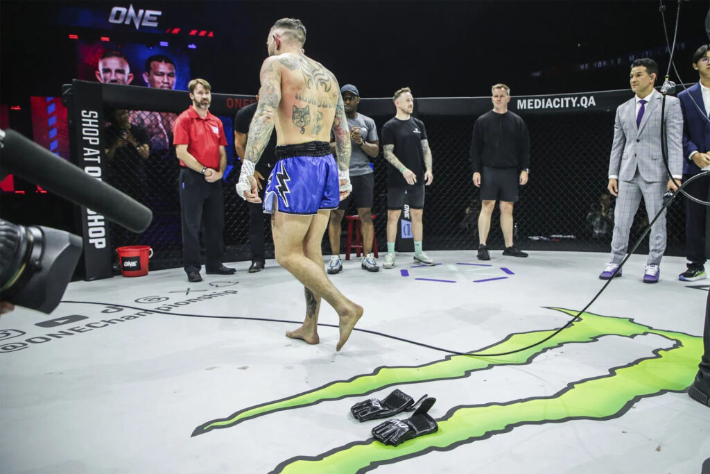 Liam Harrison appoggia i guanti al centro della gabbia di ONE e se ne va - Kombatnet