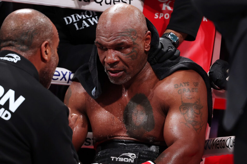Mike Tyson affaticato all'angolo - Kombatnet