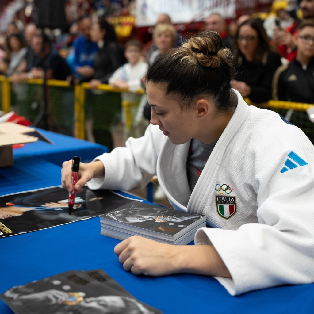 Alice Bellandi firma autografi - Mario Pollino Photography