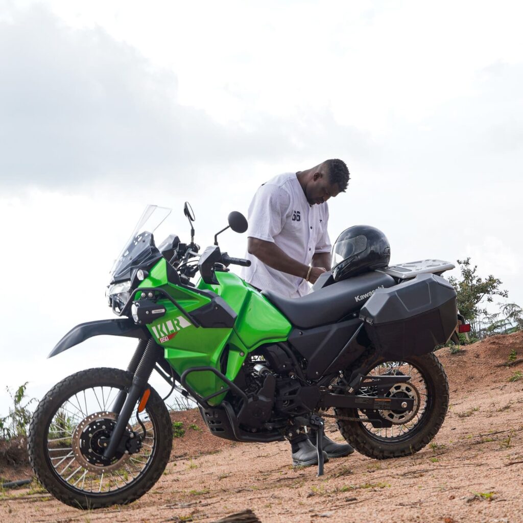 Francis Ngannou con la sua motocicletta - Kombatnet