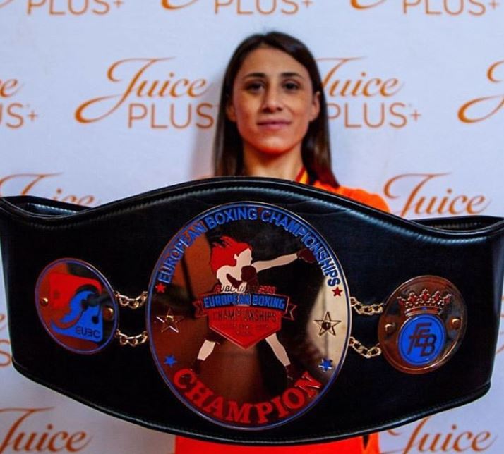 Irma testa con la cintura di campionessa europea di pugilato femminile - Kombatnet Wiki