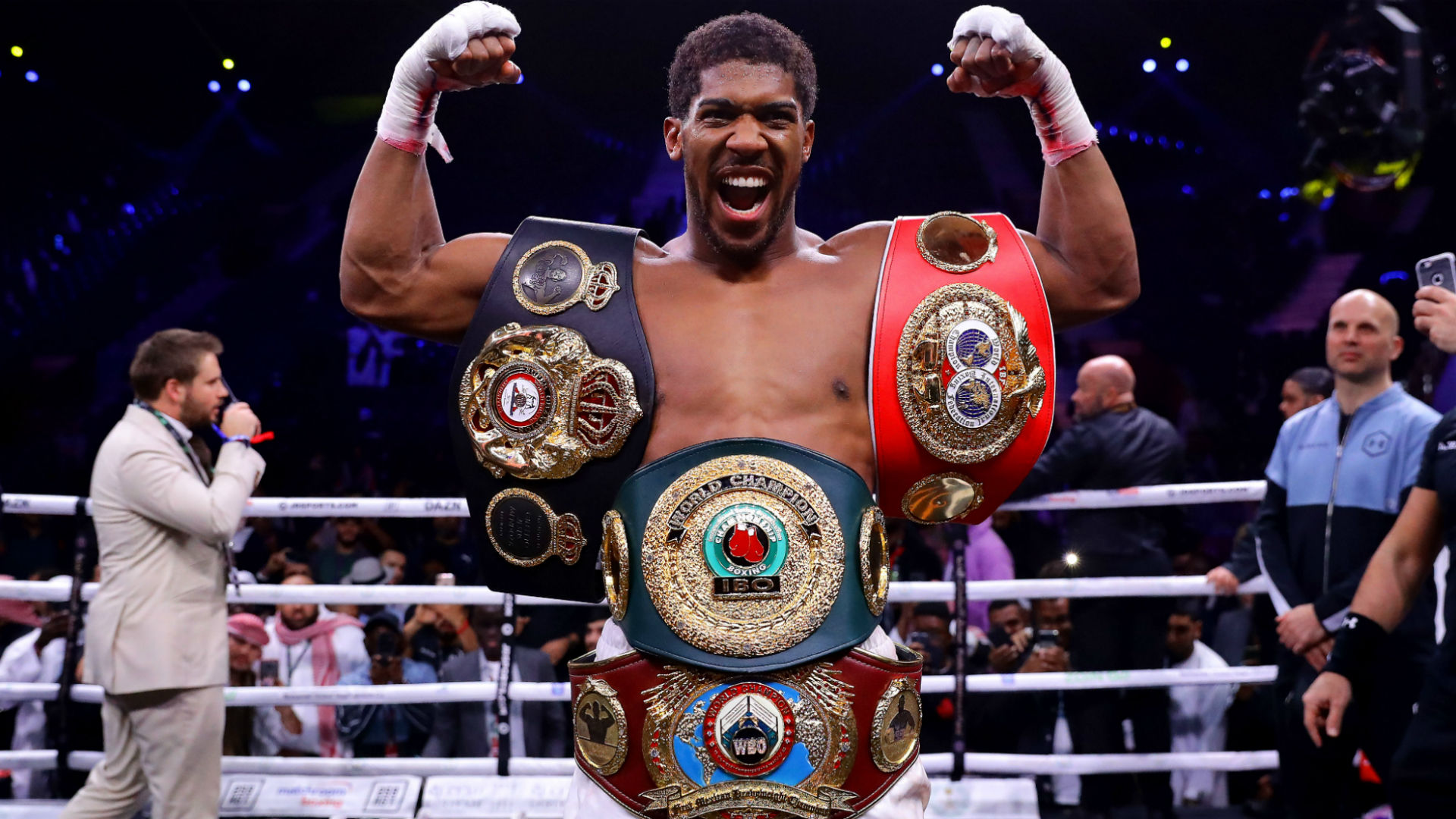 Anthony Joshua in posa sul ring con le cinture unificate dei pesi massimi - Kombatnet