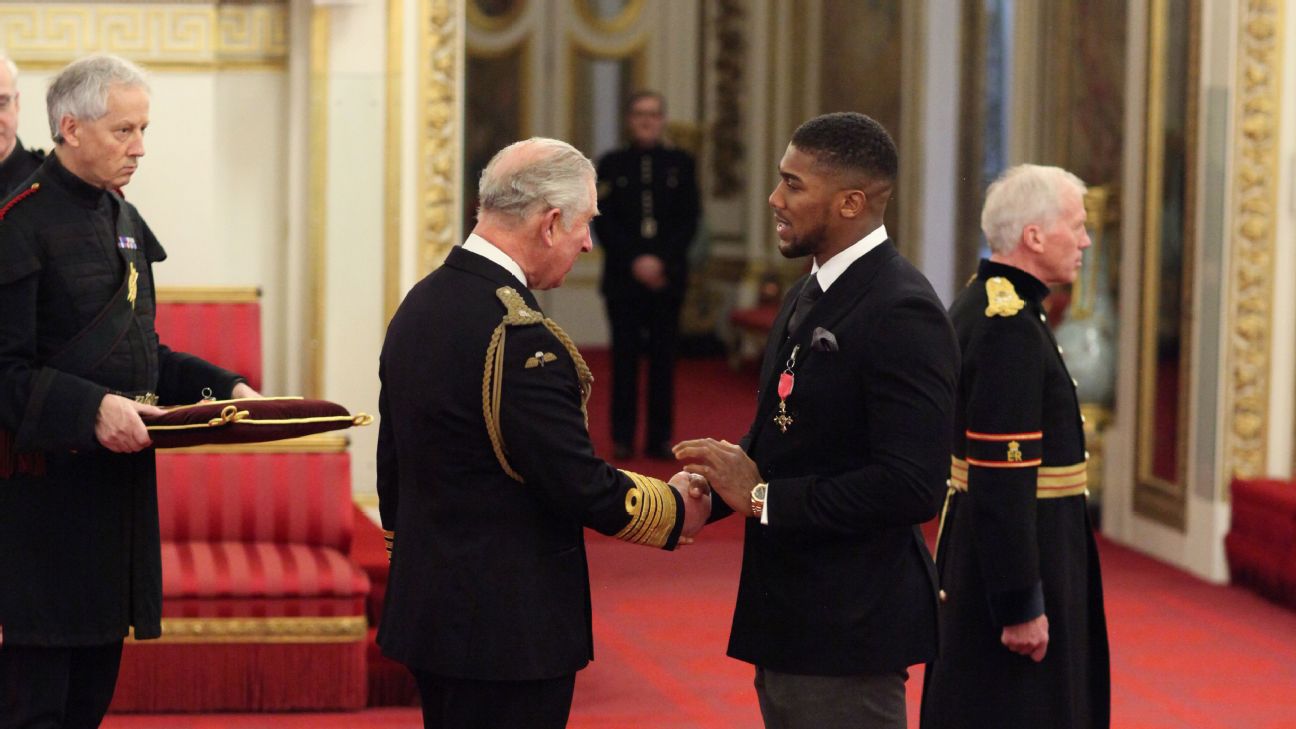 Anthony Joshua viene investito del titolo di OBE (Order of British Empire) dal Principe (oggi Re) Carlo d'Inghilterra - Kombatnet