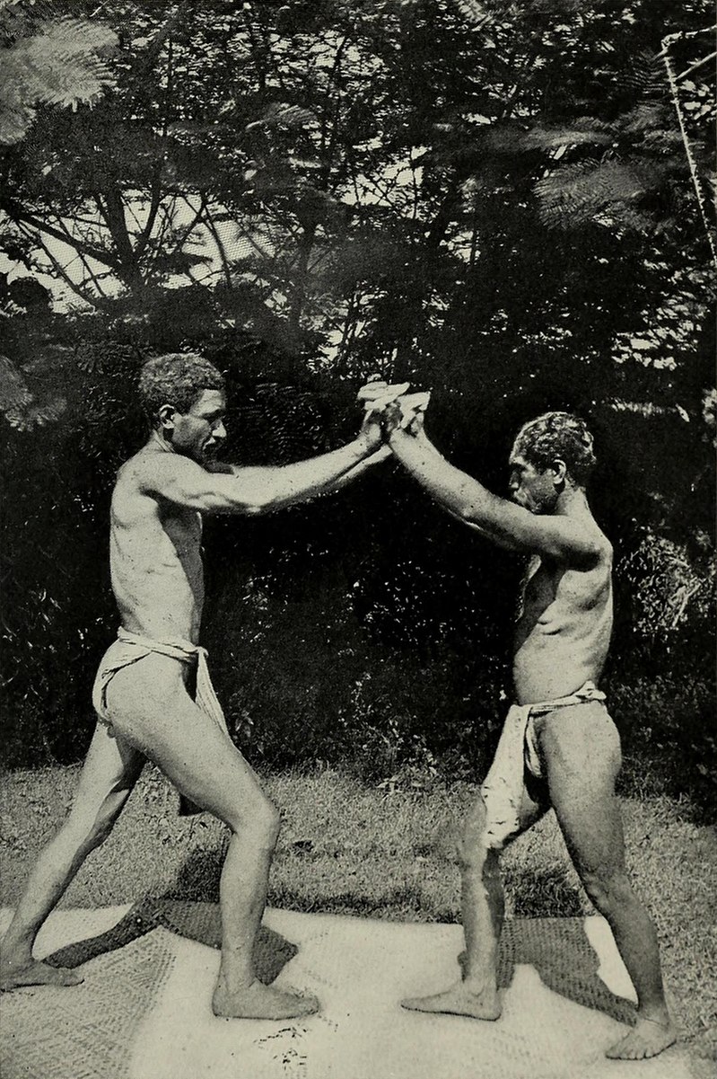 Due uomini hawaiani che praticano il Lua o Kapu Kuialua - Kombatnet Wiki.