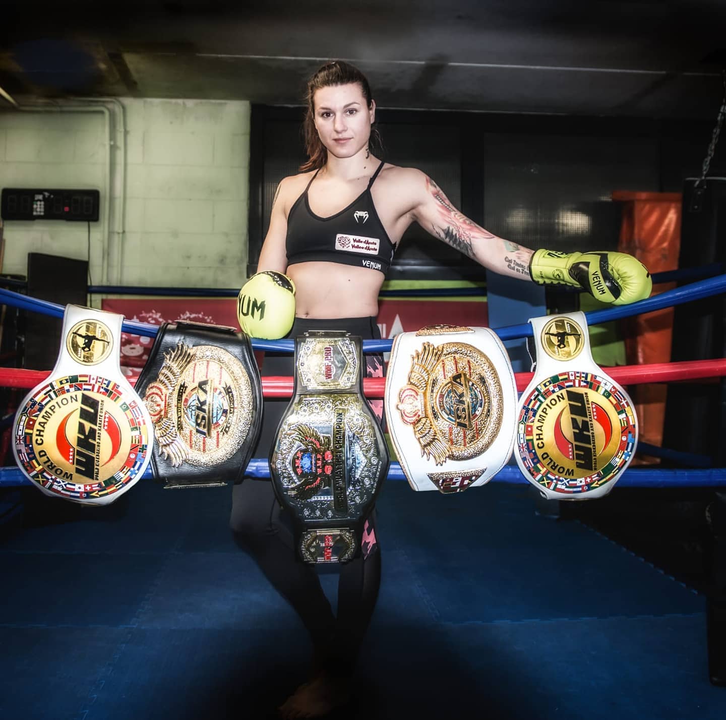 Martine Michieletto con le cinture conquistate nella Muay Thai e nella Kickboxing - Kombatnet
