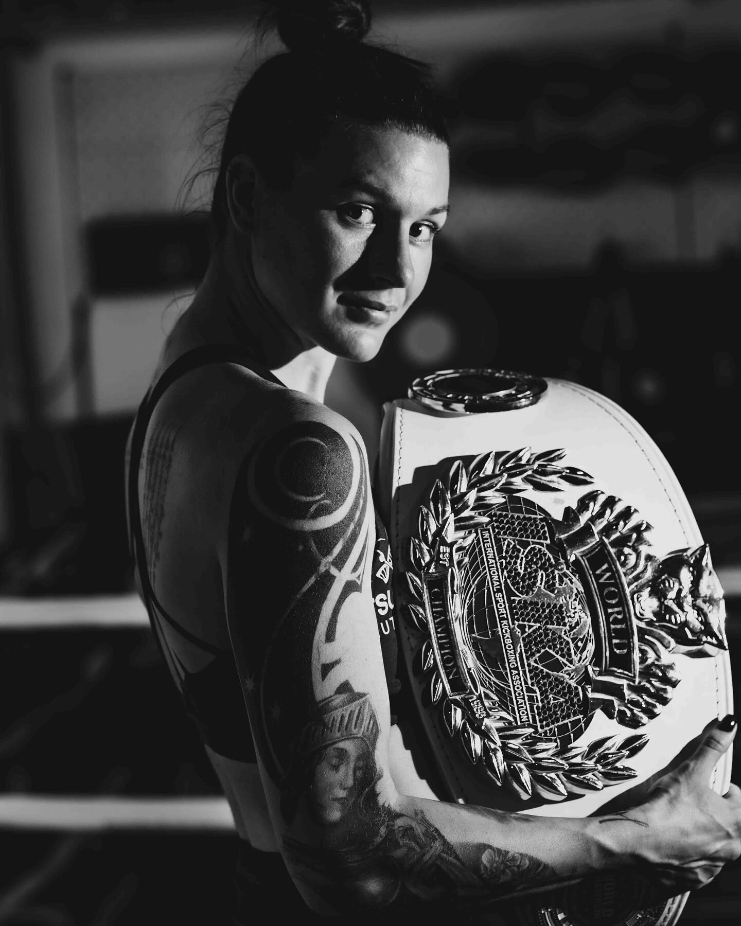 Martine Michieletto posa con la cintura di campionessa del mondo ISKA - Kombatnet