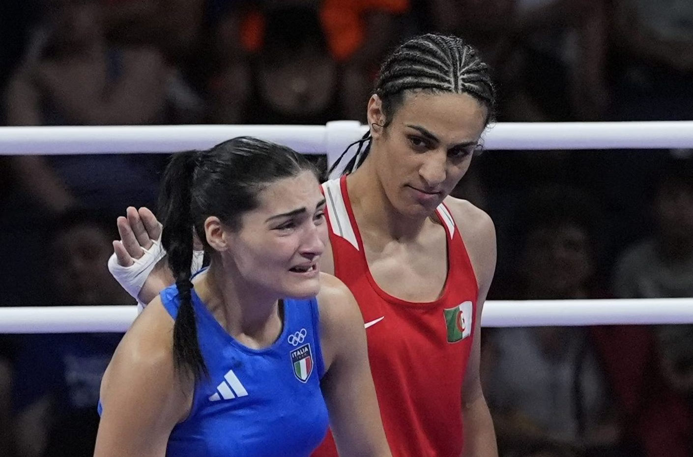 Imane Khelif tenta di consolare Angela Carini in lacrime sul ring - Kombatnet